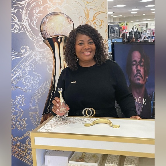 Meet your Posher, Denise!! 💕Fifi_ sunshine!!!!💗 - Picture 7 of 8